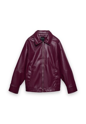 Bordeauxfarbener Kunstlederjacke mit klassischem Kragen, Reißverschluss und Seitentaschen; zeichnet sich durch eine kastige Passform und eine glatte Textur aus.