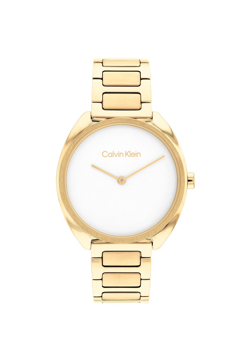 Goldfarbene Edelstahl-Uhr mit einem runden weißen Zifferblatt, minimalistischem Design und markanten Stunden- und Minutenzeigern. Calvin Klein-Logo angezeigt.