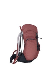 Zaino di tessuto rosso con pattina superiore e coulisse regolabile, presenta imbottitura in rete sulle spalline, tasche laterali e una base scura.