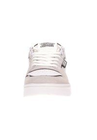Sneaker grigio in suede con accenti bianchi, lacci bianchi piatti e una linguetta imbottita con il marchio "Versace Jeans Couture". Suola in gomma.