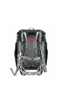 Mochila con un exterior de patrón oscuro que presenta acentos verdes. Correas y panel trasero acolchados de color gris, correas ajustables y un detalle de logo rojo.