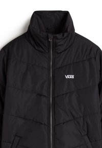 Veste matelassée noire avec un col montant, dotée d'une fermeture éclair à l'avant, d'un design en diagonal matelassé et d'un petit logo "VANS" blanc sur la poitrine.