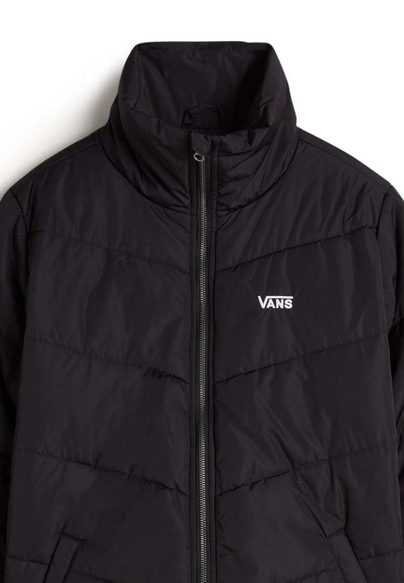 Schwarze gepolsterte Jacke mit hohem Kragen, ausgestattet mit einem Frontreißverschluss, diagonaler Steppung und einem kleinen weißen "VANS"-Logo auf der Brust.
