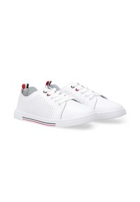 Weiße perforierte Sneakers mit grauem Futter, roten und schwarzen Akzentstreifen sowie einer weißen Gummisohle. Schnürsenkel vorne und eine Schlaufe an der Rückseite.