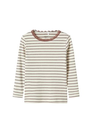 Camicia bianca a maniche lunghe con sottili righe orizzontali marroni e pizzo marrone decorativo attorno al collo rotondo.