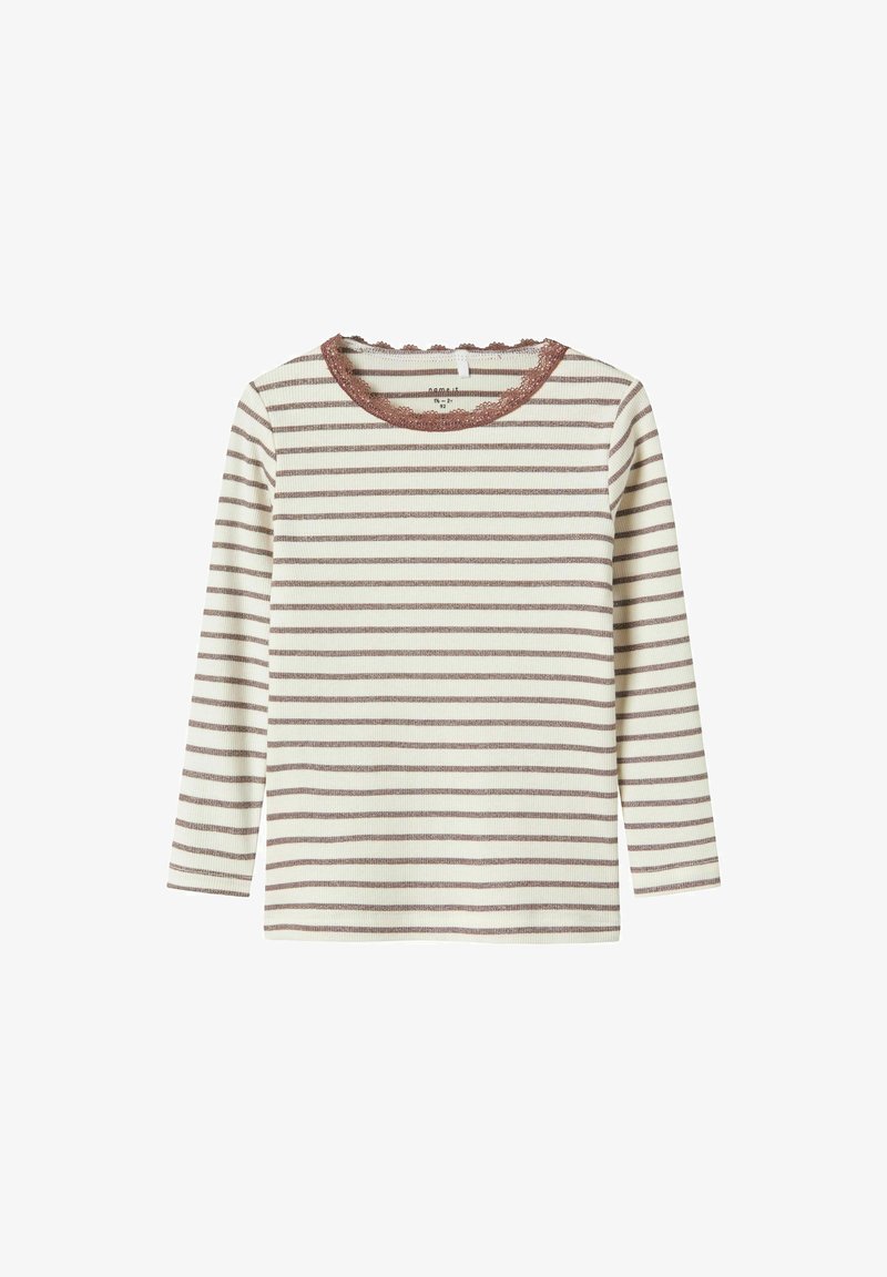 Langarm weißes Hemd mit dünnen horizontalen braunen Streifen und brauner Spitzenverzierung am runden Halsausschnitt.