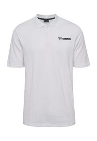 Hvid polo shirt lavet af bomuld, med en klassisk krave og tre-knaps lukning. Viser et sort "hummel" logo på venstre bryst.