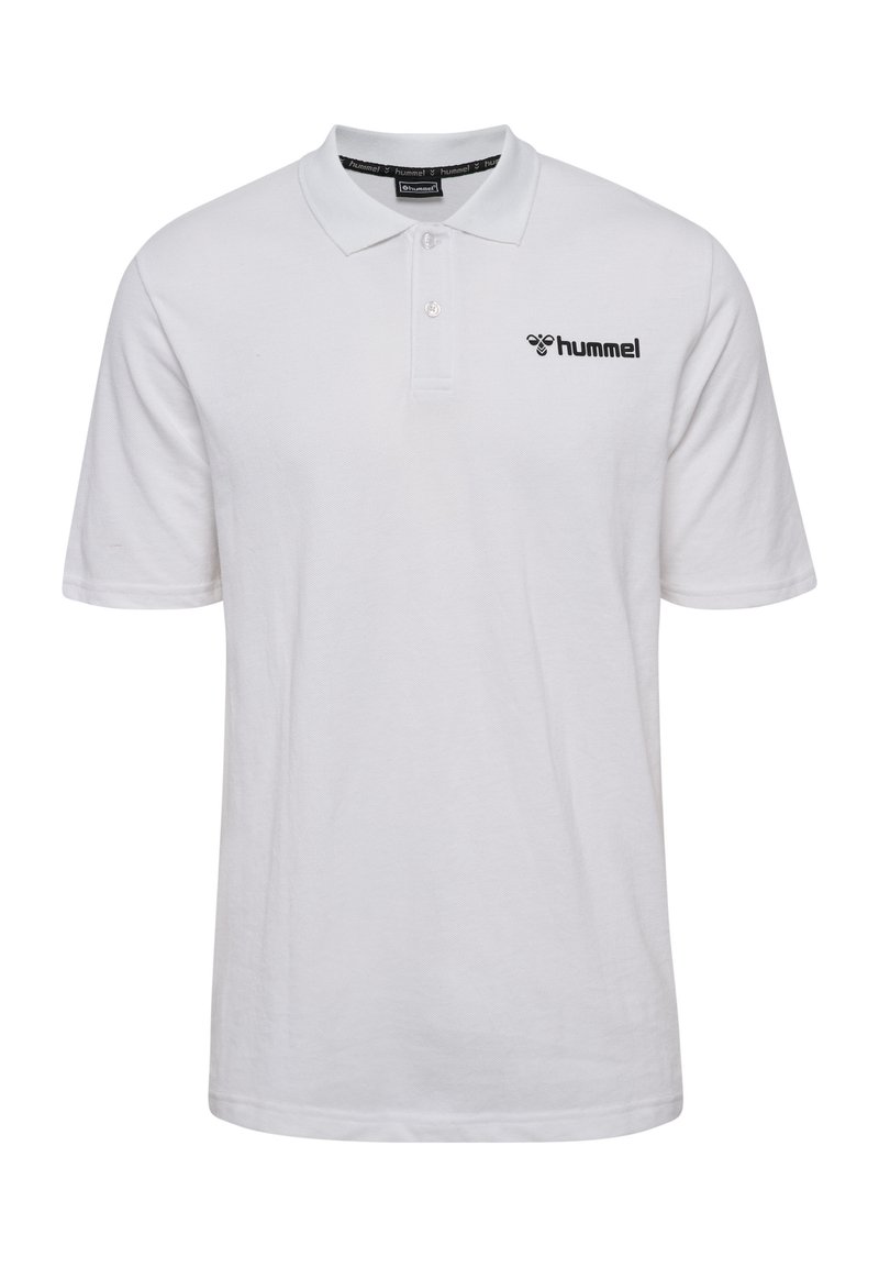 Hvid polo shirt lavet af bomuld, med en klassisk krave og tre-knaps lukning. Viser et sort "hummel" logo på venstre bryst.