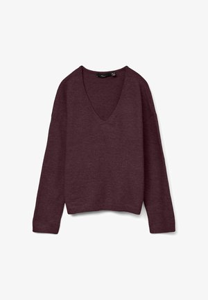 Bordowy sweter dziany z dekoltem w serek, długimi rękawami oraz prążkowanymi mankietami i dołem. Miękka tekstura, luźny krój i jednolity kolor bez wzorów.