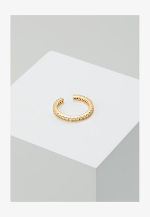 Goldfarbener offener Ring mit einer Reihe klarer, funkelnder Steine entlang der halben Umfangs; glatte Oberfläche mit strukturierten Kanten.