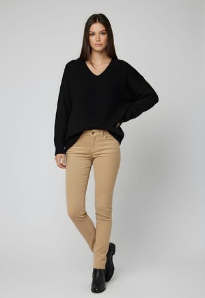 BROCADO SLIM CON BOLSILLOS Y CINTURILLA - Pantalones - camel