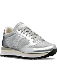 Sneaker sportivo argentato realizzato con una combinazione di materiali metallici e in tessuto, punta rotonda, design con lacci testurizzati e suola esterna nera a contrasto.