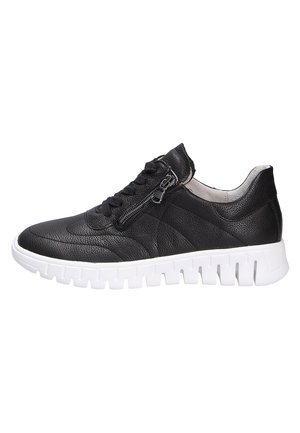 Sneaker en cuir noir avec une surface texturée, dotée d'une semelle en caoutchouc blanche, d'un avant à lacets et d'un détail zippé sur le côté.