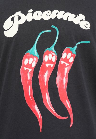 Čierne tričko s farebným grafickým návrhom troch červených čili papričiek s tyrkysovými stonkami a bielymi akcentmi, označené nápisom "Piccante" nad nimi.