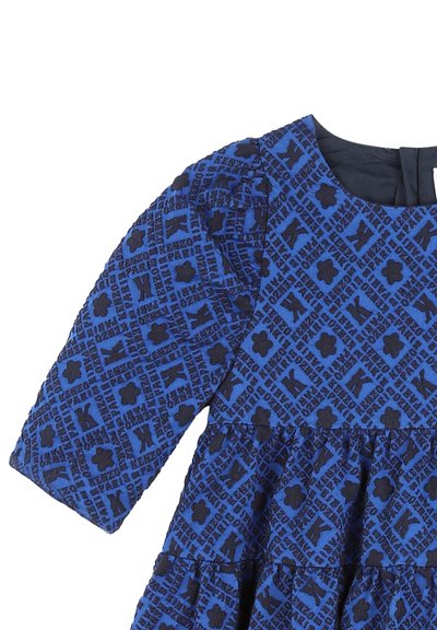 Robe bleue avec un motif texturé à motifs floraux et lettres noirs, col rond et manches trois-quarts. Design de jupe à volants.