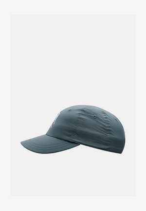 Cappellino grigio leggero con visiera curva, dotato di un tessuto testurizzato, design a sei pannelli e un accento del logo bianco.