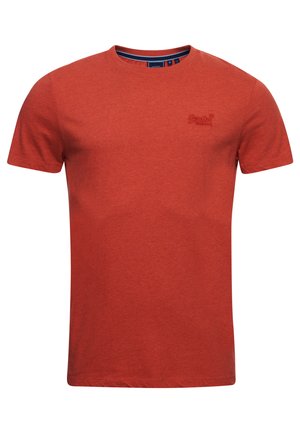 Czerwona bawełniana koszulka z krótkim rękawem, okrągłym dekoltem i subtelnym haftowanym logo na piersi. Prosty, jednolity design o miękkiej teksturze.