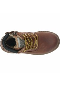 Braune Lederknöchelstiefel mit gelben Schnürsenkeln, weichem Futter aus Fell und abgerundeter Zehenpartie. Verfügt über einen Seitenreißverschluss und eine Gummisohle.
