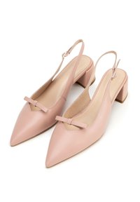 Un paio di décolleté slingback in pelle rosa pallido con punte affusolate, piccoli fiocchi sulla parte anteriore e tacchi a blocco, su sfondo bianco.