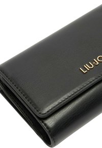 Portafoglio in ecopelle nera con una finitura testurizzata, impreziosito dal marchio dorato "LIU JO" frontalmente, con chiusura a patta.