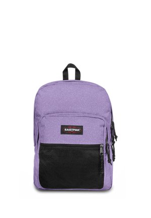 Zaino Eastpak viola con tasca frontale in rete nera e molte zip su sfondo bianco.