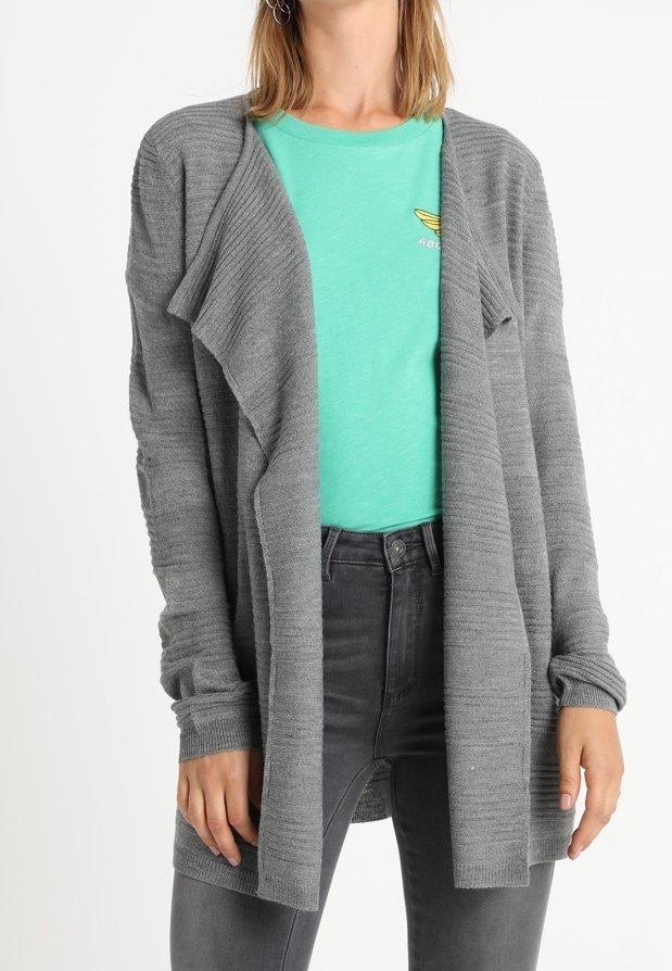 Grå stickad cardigan med öppen framsida och ribbade ärmslut, bärs över en mintgrön t-shirt, ihop med mörkgrå jeans. Inga synliga mönster.