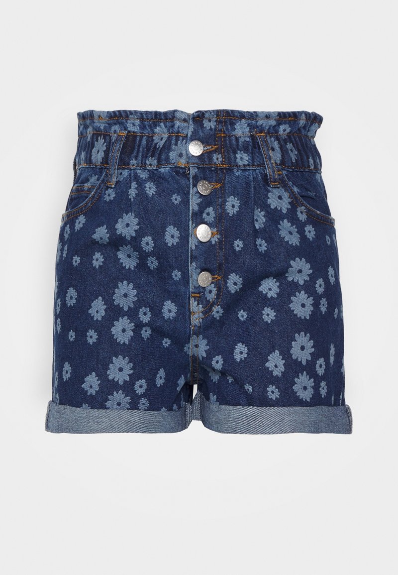 Short en denim bleu avec un motif floral bleu clair, revers roulés, une taille élastique et quatre boutons métalliques à l'avant.