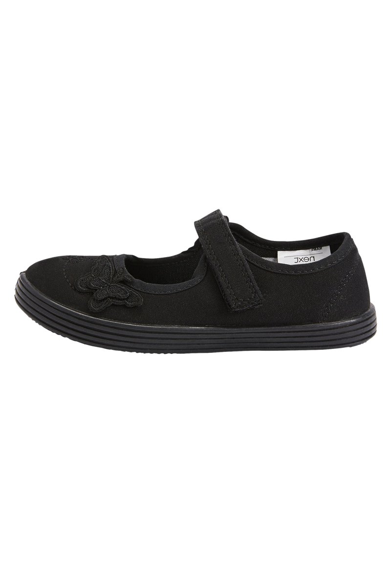 Zapatilla de lona negra con punta redonda, correa de velcro y detalle de bordado floral en la parte frontal. Suela de goma con un sutil patrón de relieve.