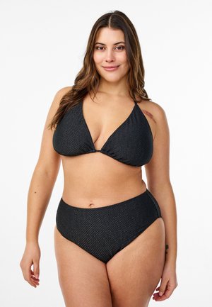 Juodų bikini komplektas, kuriame yra trikampis liemenėlės viršus su susiraukšlėjimo detalėmis ir aukštu liemeniu apatinės dalys. Medžiaga turi subtilų tekstūruotą raštą.