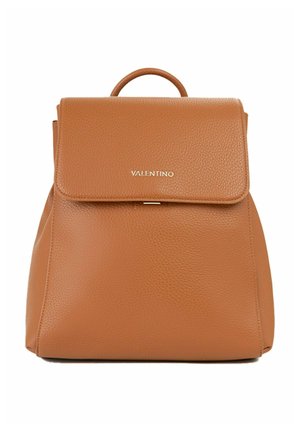 Sac à dos Valentino en cuir fauve avec une poignée supérieure et une fermeture à rabat avant, présentant une texture grainée et un logo doré sur le rabat.