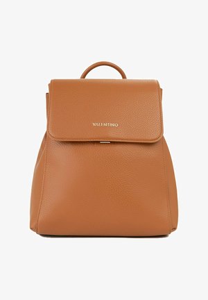 Sac à dos Valentino en cuir fauve avec une poignée supérieure et une fermeture à rabat avant, présentant une texture grainée et un logo doré sur le rabat.