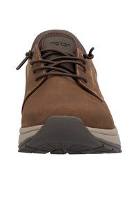 Zapato de ante marrón con cordones, punta redondeada, costuras en contraste y suela de goma gris. Cuenta con un collar acolchado y acentos texturizados.