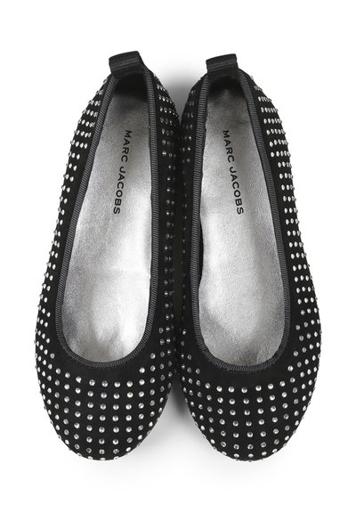 Schwarze Wildleder-Balletschuhe, verziert mit silbernen Nieten. Mit einem glatten silbernen Innenfutter und elastischem Besatz für einen sicheren Sitz.