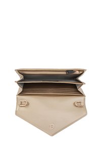 Guldsyntetiskt läderplånbok med ett zip-fack, flera kortfack och ett tryckknappslås. Platt, vinkelrig design med slät yta.