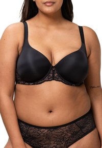 Sujetador negro con copas lisas y moldeadas, y detalles de encaje. Las tirantes son ajustables. Combinado con una braguita de encaje a juego, que muestra patrones florales.