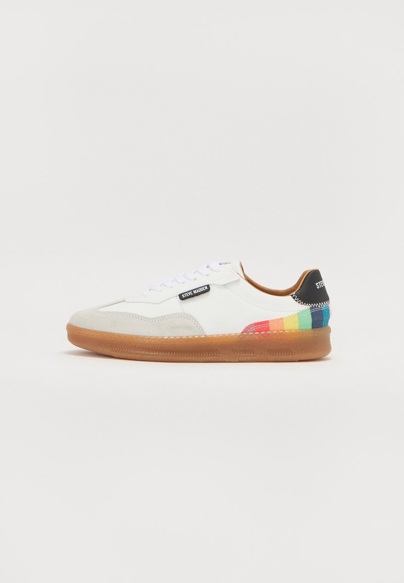 Weißer Sneaker mit Gummisohle, Obermaterial aus Wildleder und Leder, Schnürverschluss und bunten Streifenakzenten an der Ferse. Logo an der Seite angezeigt.