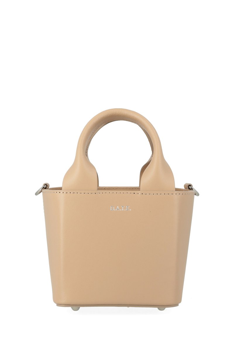 Bolso de mano de cuero beige con una forma estructurada, asas redondeadas y un logo plateado. Cuenta con un cierre de cremallera y patas metálicas para estabilidad.