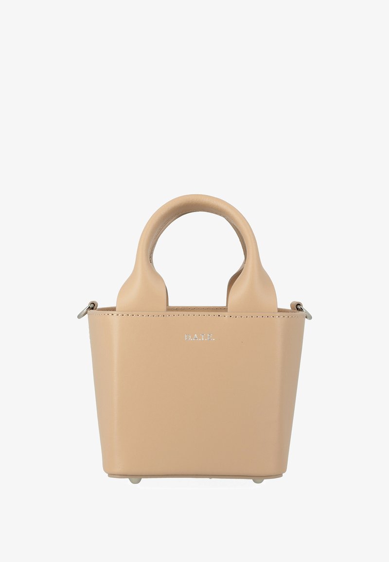 Borsa a tracolla in pelle beige con una forma strutturata, manici arrotondati e logo argentato. Presenta una chiusura a zip e piedini in metallo per maggiore stabilità.