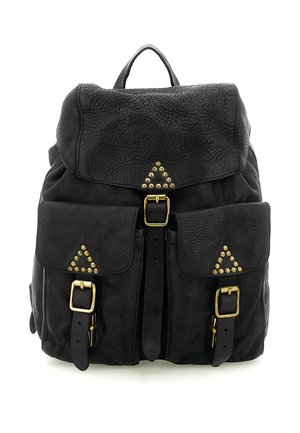 Zaino in pelle nera con patta strutturata, due tasche frontali, fibbie color oro e dettagli a borchie triangolari su tasche e patta.