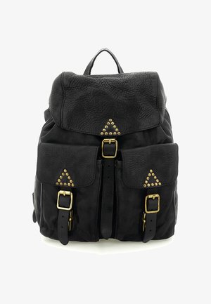 Zaino in pelle nera con patta strutturata, due tasche frontali, fibbie color oro e dettagli a borchie triangolari su tasche e patta.