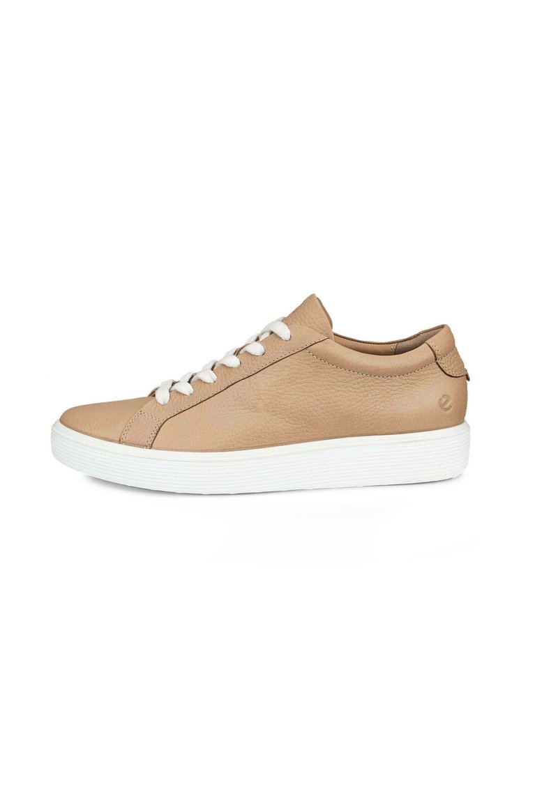 Beige lädersneaker med vit gummisula, rund tå och snörning. Har en minimalistisk design och strukturerad ovandel.