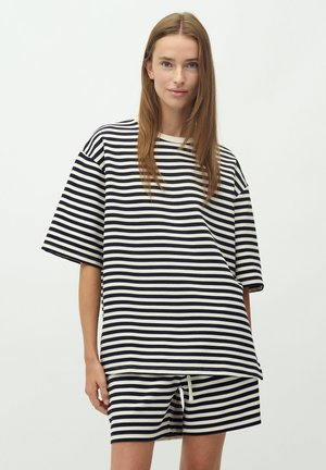 T-shirt a righe in cotone nel colore blu navy e crema, con una vestibilità ampia e maniche corte; abbinato a pantaloni corti a righe coordinati con un cordoncino.
