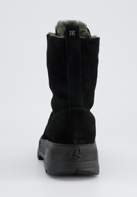 Botte de cheville en suède noir avec une finition texturée, dotée d'une doublure douce grise en haut et d'une semelle en caoutchouc noir durable.