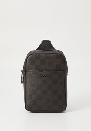 Bruine tas van synthetisch materiaal met een ruitpatroon en zwarte accenten, met ritsluiting, logodetail en een handvat aan de bovenkant. Compact rechthoekig ontwerp.