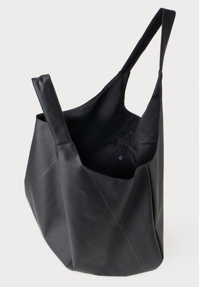 Borsa a tracolla in pelle nera con una sola tracolla, caratterizzata da un ampio interno e una tasca interna con zip. Texture liscia con cuciture visibili.