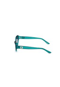 Gafas de sol de plástico teal con montura curva, lentes grises y un detalle de logo metálico en la patilla. Ligera y de textura suave.