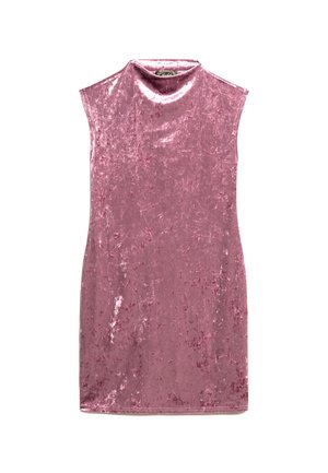 Roze mouwenloze jurk van zachte fluwelen stof, met een hoge halslijn en een gladde textuur met subtiele lichtreflecties.