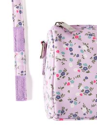 Borsa con motivo floreale viola realizzata in materiale sintetico liscio. Presenta una zip argentata e una tracolla intrecciata regolabile. Forma rettangolare compatta.