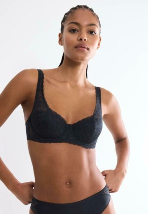 - Biustonosz z fiszbiną