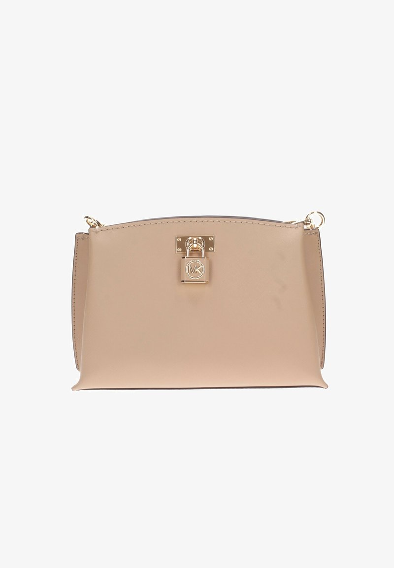 Pochette en cuir beige avec fermeture dorée dotée d'un logo circulaire et de ferrures dorées sur fond blanc uni.